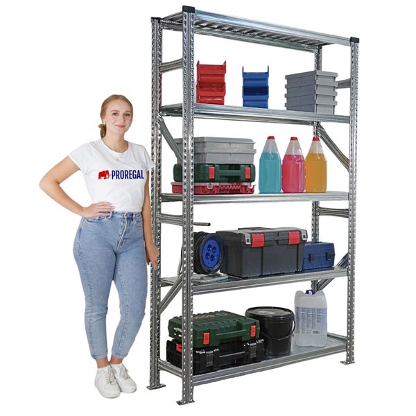 Metallregal mit mehreren Ablagen und diversen Werkzeugkästen und Aufbewahrungsbehältern