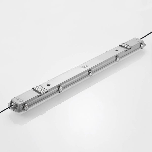 LED-Feuchtraumleuchte mit Metallclips und klarem Gehäuse für Werkstatt oder Garage.