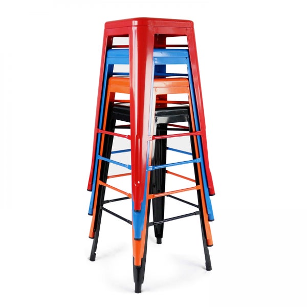 Stapelbare Metallhocker in verschiedenen Farben im industriellen Design.