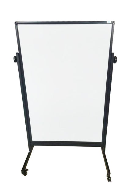 Mobiles Whiteboard mit schwarzem Metallrahmen und Rollen.