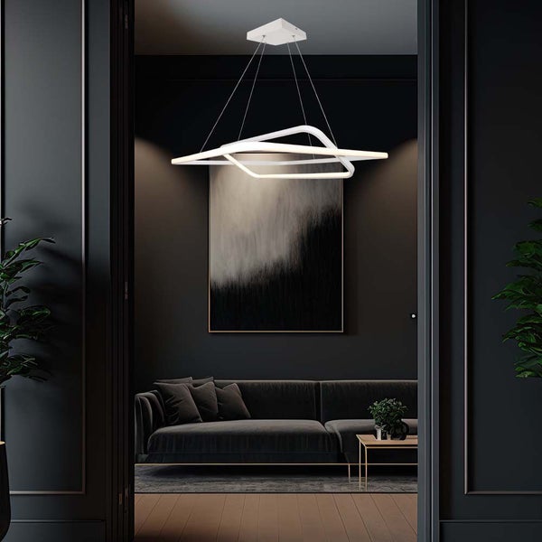 Modernes Wohnzimmer mit LED-Hängeleuchte und dunkler Einrichtung