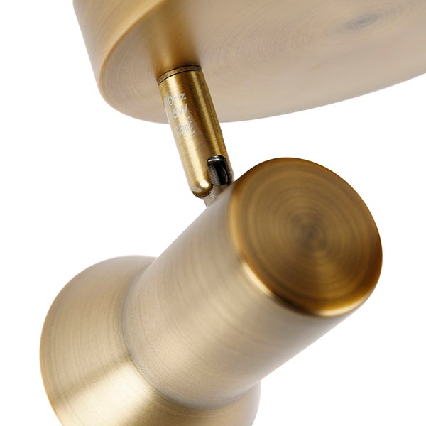 Nahaufnahme einer messingfarbenen Deckenleuchte mit verstellbarem Spot