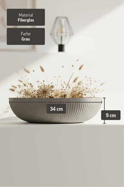 Flache, graue Pflanzschale aus Fiberglas mit geriffelter Oberfläche, Durchmesser 34 Zentimeter und Höhe 9 Zentimeter.