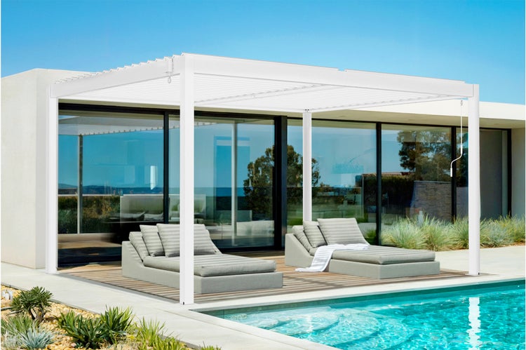 Weiße freistehende Aluminium-Pergola mit Lamellendach auf einer Terrasse am Pool mit zwei modernen Gartenliegen.