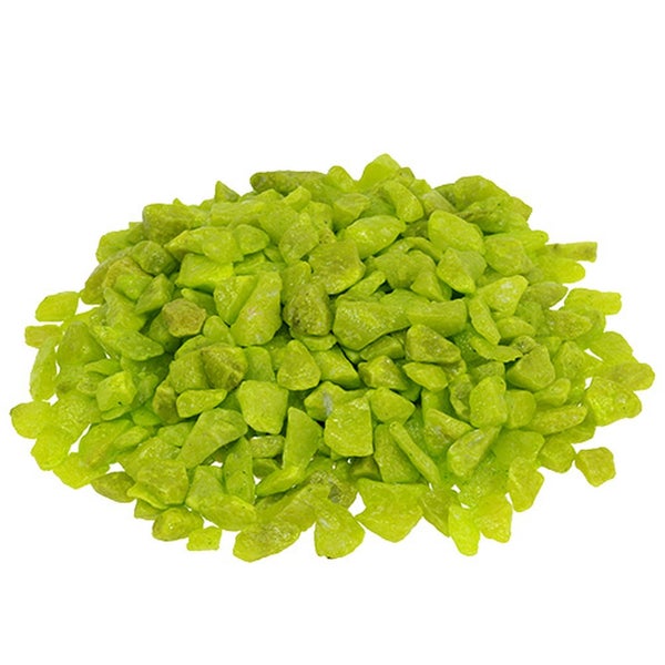 Haufen limettengrüner Dekosplitt mit unregelmäßigen Formen für Garten oder Innendekoration.