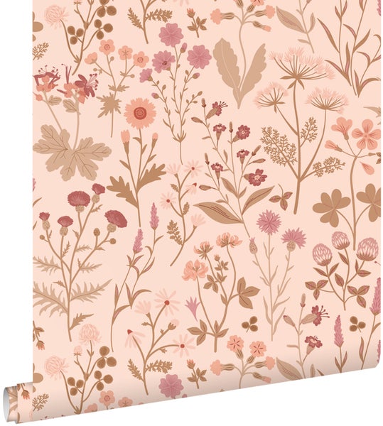 Vliestapete mit floralem Muster aus Wildblumen und Blättern in Rosa- und Brauntönen, Tapetenrolle.