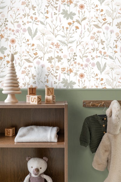 Kinderzimmer mit Blumentapete und Holzmöbeln