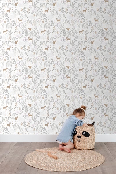 Kinderzimmer mit Mustertapete, Flechtkorb in Pandaform und spielendem Kind