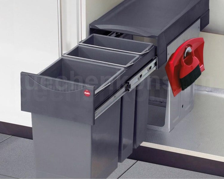 Ausziehbares Mülltrennsystem für Küchenschränke mit drei Abfallbehältern, integriertem Set aus Handfeger und Schaufel sowie Hailo Logo.