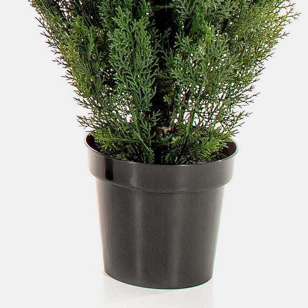 Künstliche grüne Blätter mit gezackten Rändern an einem Stiel.