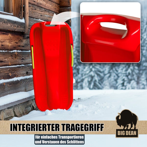 Kind fährt auf einem Kunststoffschlitten durch den Schnee, Hergestellt in Europa.