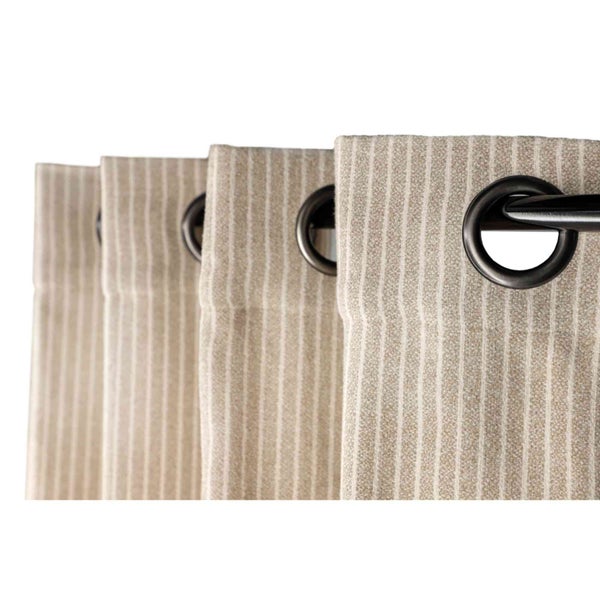 Gardine mit Ösen und Streifenmuster an einer Gardinenstange