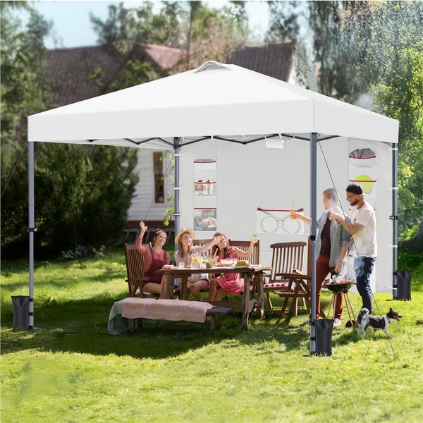 Szene im Garten mit Pavillon, Tisch, Stühlen, Grill und Menschen