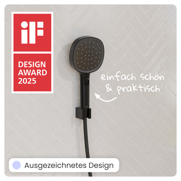 Schwarze Handbrause in Wandhalterung mit iF Design Award 2025 Auszeichnung auf einer gefliesten Wand.