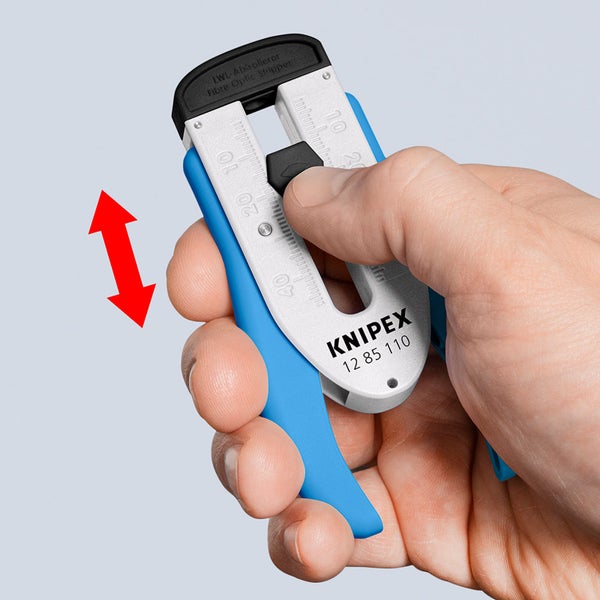 Knipex Glasfaser Abisolierer 12 85 110 in Hand mit rotem Pfeil