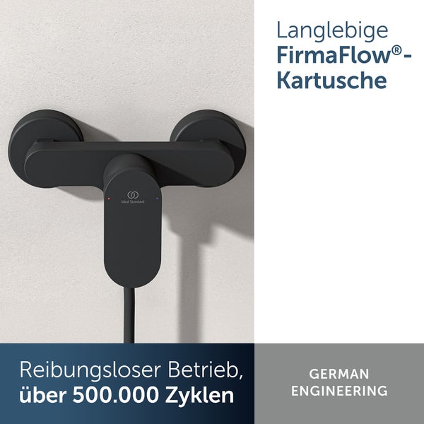 Wandarmatur mit Ideal Standard Logo und der Aufschrift Langlebige FirmaFlow Kartusche und Reibungsloser Betrieb über 500.000 Zyklen.