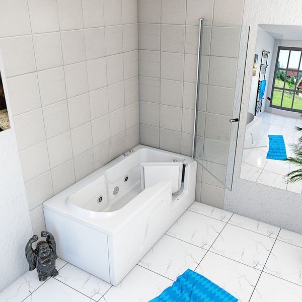 Weiße Sitzbadewanne mit Tür und Massagedüsen in einem hellen Badezimmer mit Glas-Duschwand und weißen Marmor-Bodenfliesen.