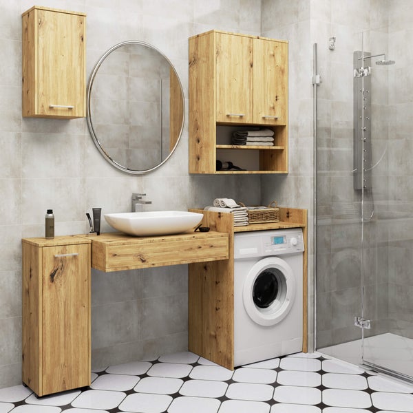 Badezimmer mit Waschtisch, Spiegel, Waschmaschine und Dusche