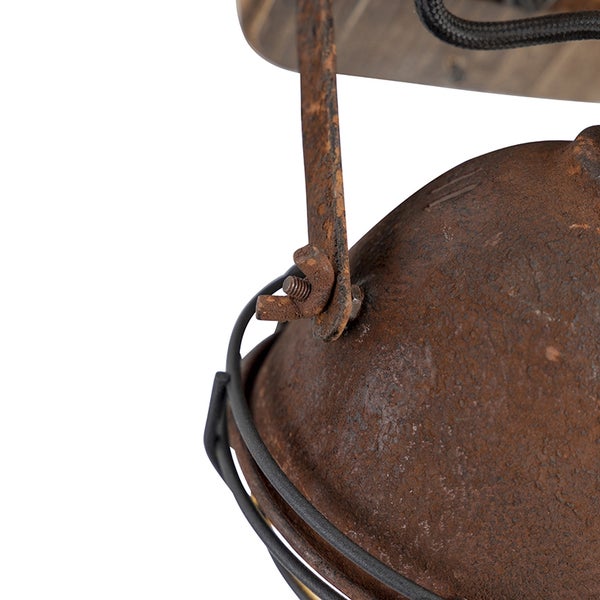 Detailansicht einer Deckenleuchte im Industrie-Design mit Metallelementen und Rosteffekt