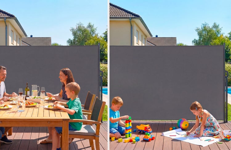 Ausziehbare Seitenmarkise auf einer Holzterrasse als Sicht- und Sonnenschutz für eine Familie beim Essen und Spielen im Freien.
