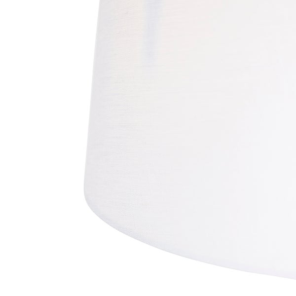 Detailansicht eines weißen Lampenschirms aus Stoff mit feiner Textur.