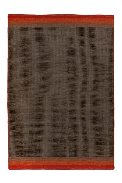 Gewebter Teppich mit braun-schwarzem Strukturmuster und roten Randstreifen oben und unten.