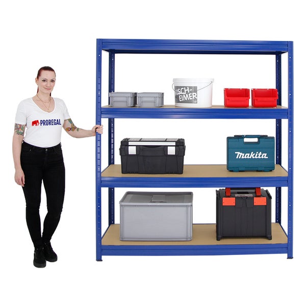 Blaues Metallregal mit vier Holzböden, bestückt mit Lagerboxen und einem Werkzeugkoffer mit Makita Logo, Person dient zum Größenvergleich.