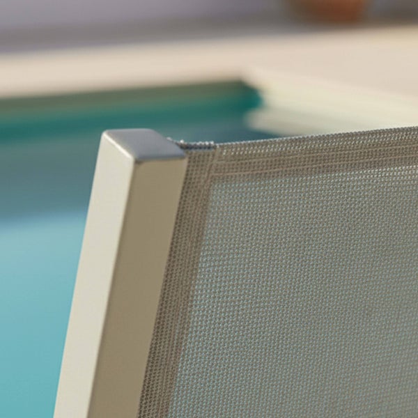 Detailansicht eines Gartenmöbels mit Aluminiumrahmen und wetterfestem Textilgewebe.