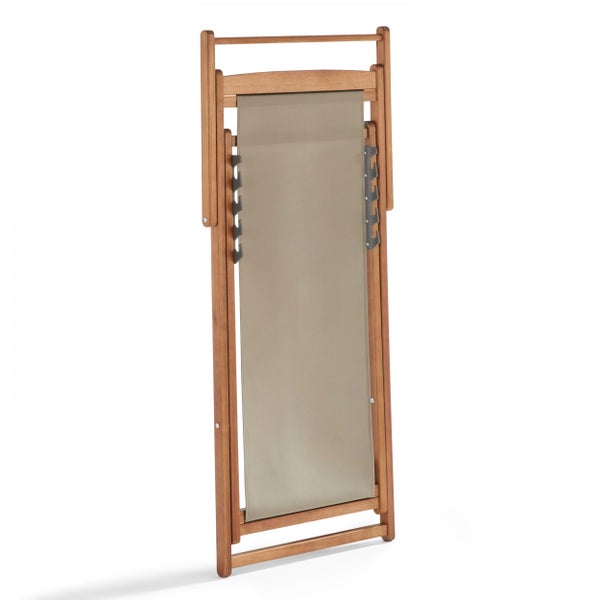 Zusammengeklappter Liegestuhl aus Holz mit beige Textilbespannung.