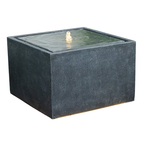 Quadratischer Gartenbrunnen in Steinoptik mit Beleuchtung und sprudelnder Wasserfontäne.
