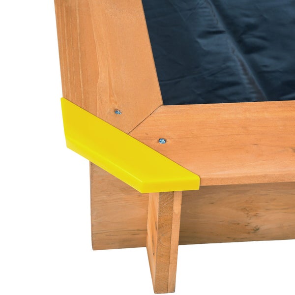 Detailansicht eines Sandkastens aus Holz mit gelbem Eckenschutz