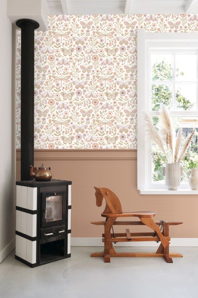 Heller Raum mit Ofen, Holzpferd und Tapete mit Insekten- und Pflanzenmuster