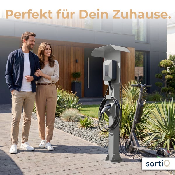 Wallbox auf Standfuß mit Schutzdach, E-Scooter und ein Paar vor einem modernen Haus. sortiQ Logo.