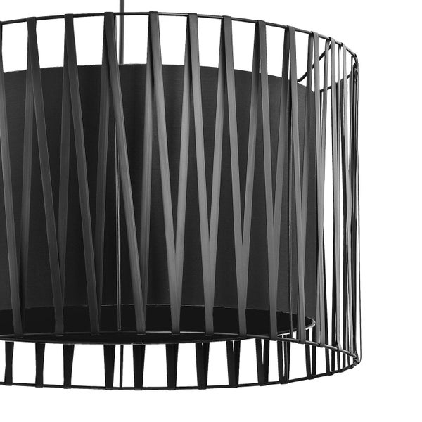 Hängelampe mit schwarzem Stoffschirm und Metallgestell