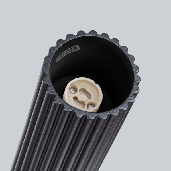 Detailansicht einer geriffelten Lampenfassung mit GU10 Fassung