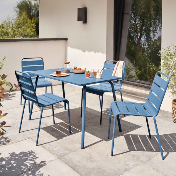 Rechteckiger blauer Metalltisch mit vier Beinen.