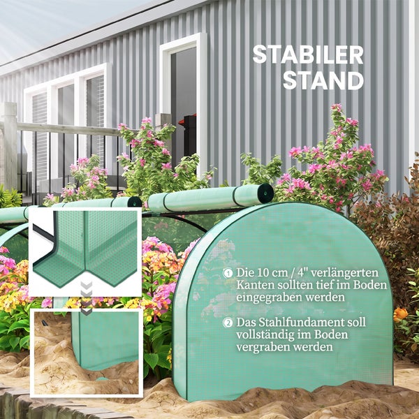 Anleitung zur Bodenbefestigung eines Folientunnels mit Stahlfundament und verlaengerten Kanten im Garten vor einem Gartenhaus.