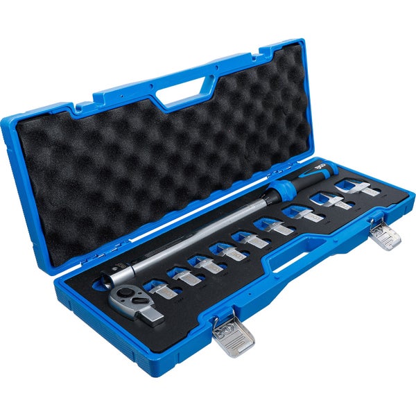 Drehmomentschlüssel mit Gabelschlüssel-Satz im Werkzeugkoffer