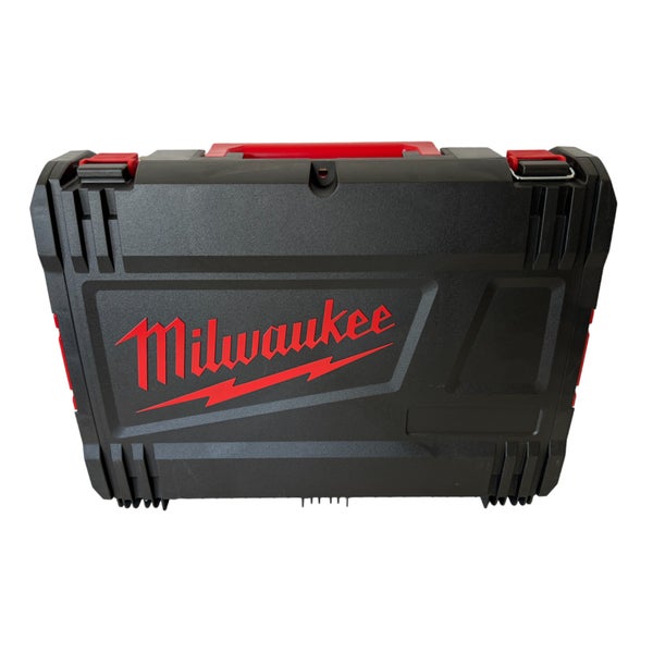 Milwaukee Werkzeugkoffer aus schwarzem Kunststoff mit rotem Milwaukee Logo und Tragegriff.