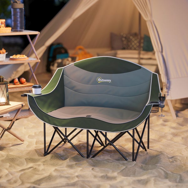 Outsunny Campingdoppelstuhl mit zwei Getränkehaltern auf Sand stehend vor einem Zelt bei Abendstimmung