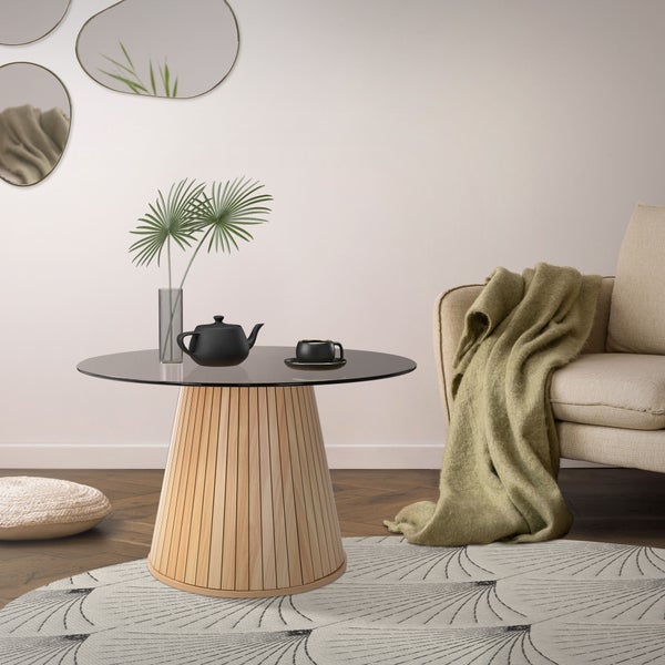 Gepolsterte Sitzbank mit Metallfüßen vor einem Bett in einem modern eingerichteten Schlafzimmer.