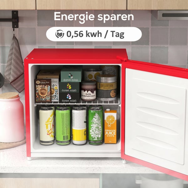 Offener roter Mini-Kühlschrank mit Lebensmitteln und Getränken, Energieverbrauch 0,56 Kilowattstunden pro Tag.
