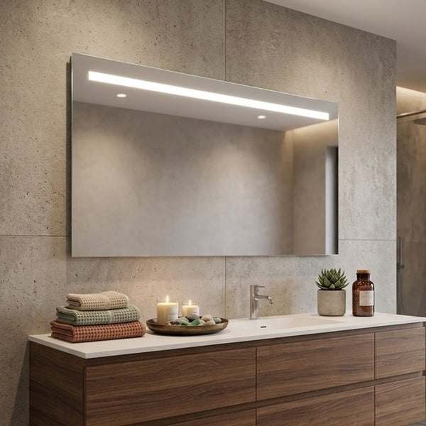 Modernes Badezimmer mit großem rechteckigem LED-Spiegel über einem hölzernen Waschtisch mit weißer Deckplatte und Waschbecken.