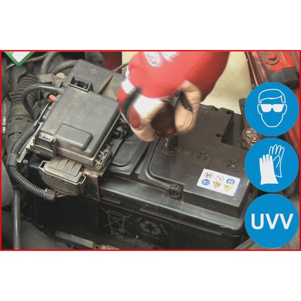 Autobatterie wird mit Werkzeug gewartet; Augenschutz und Handschuhe tragen; UVV beachten.