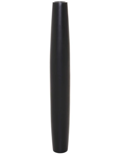 Hohe matte schwarze Bodenvase mit dekorativen weißen Zweigen und Holzkugeln in einem modernen Ambiente.