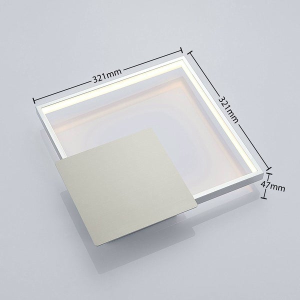 Quadratische LED-Deckenleuchte mit den Maßen 321 Millimeter mal 321 Millimeter und einer Höhe von 47 Millimetern.
