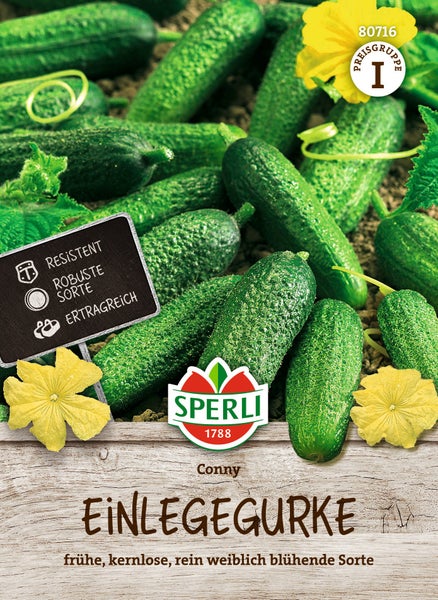 Sperli Einlegegurke Conny Saatgut, resistente und ertragreiche Sorte mit gelben Blüten auf einer Holzhintergrundgrafik.
