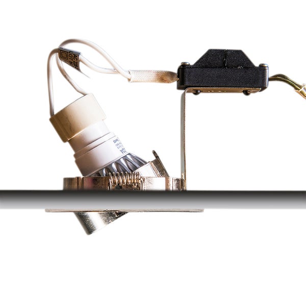 LED-Einbaustrahler mit GU10-Leuchtmittel, weißer Verkabelung und schwarzer Anschlussdose.