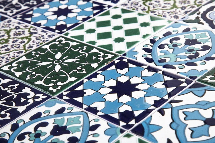 Nahaufnahme von Fliesen mit verschiedenen Mustern