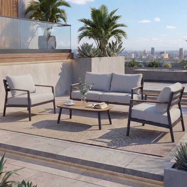 Modernes Gartenmöbel-Set auf einer hellen Terrasse: Zweisitzer-Sofa, zwei Sessel, Couchtisch. Metallgestell mit Holz-Details und Polstern.